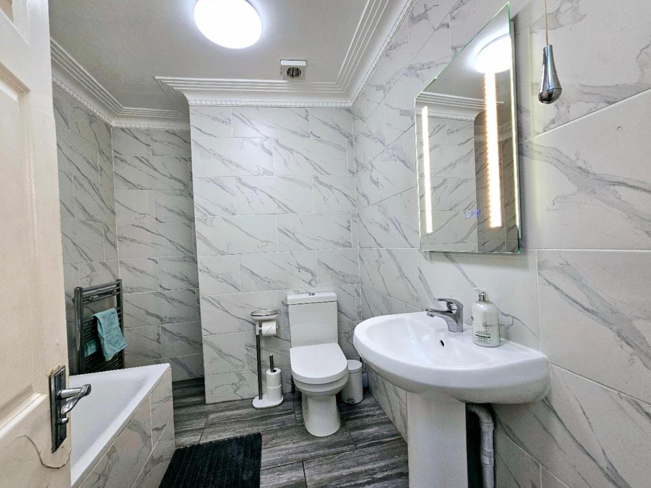 Spacious & Cosy 2 Bedroom Home Plus 2 Sofa-Beds With Private Entrance And Back Patio, 3 Min Walk To Earl'S Court Station London Luaran gambar